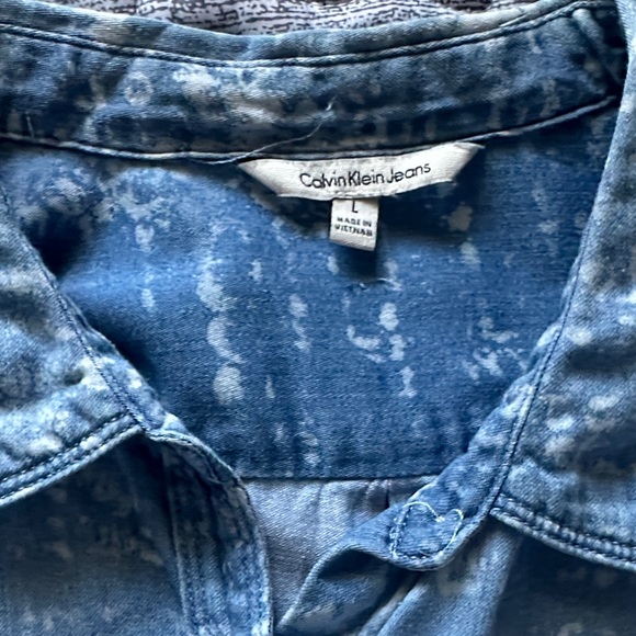 Calvin Klein Blue Patterned Button Down Shirt - Picture 3 of 11